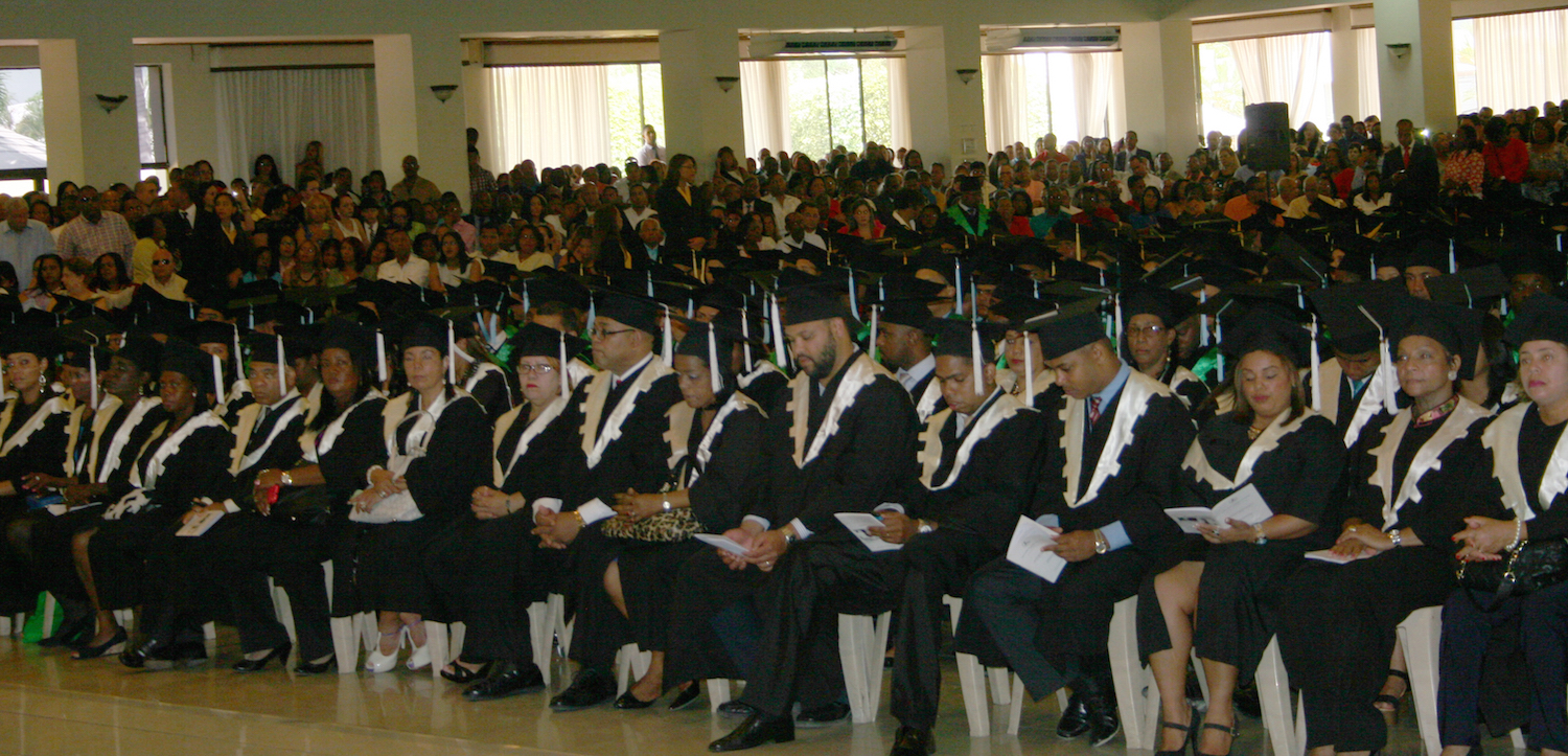 Parte de los graduandos en la septuagésima octava graduación de Utesa.